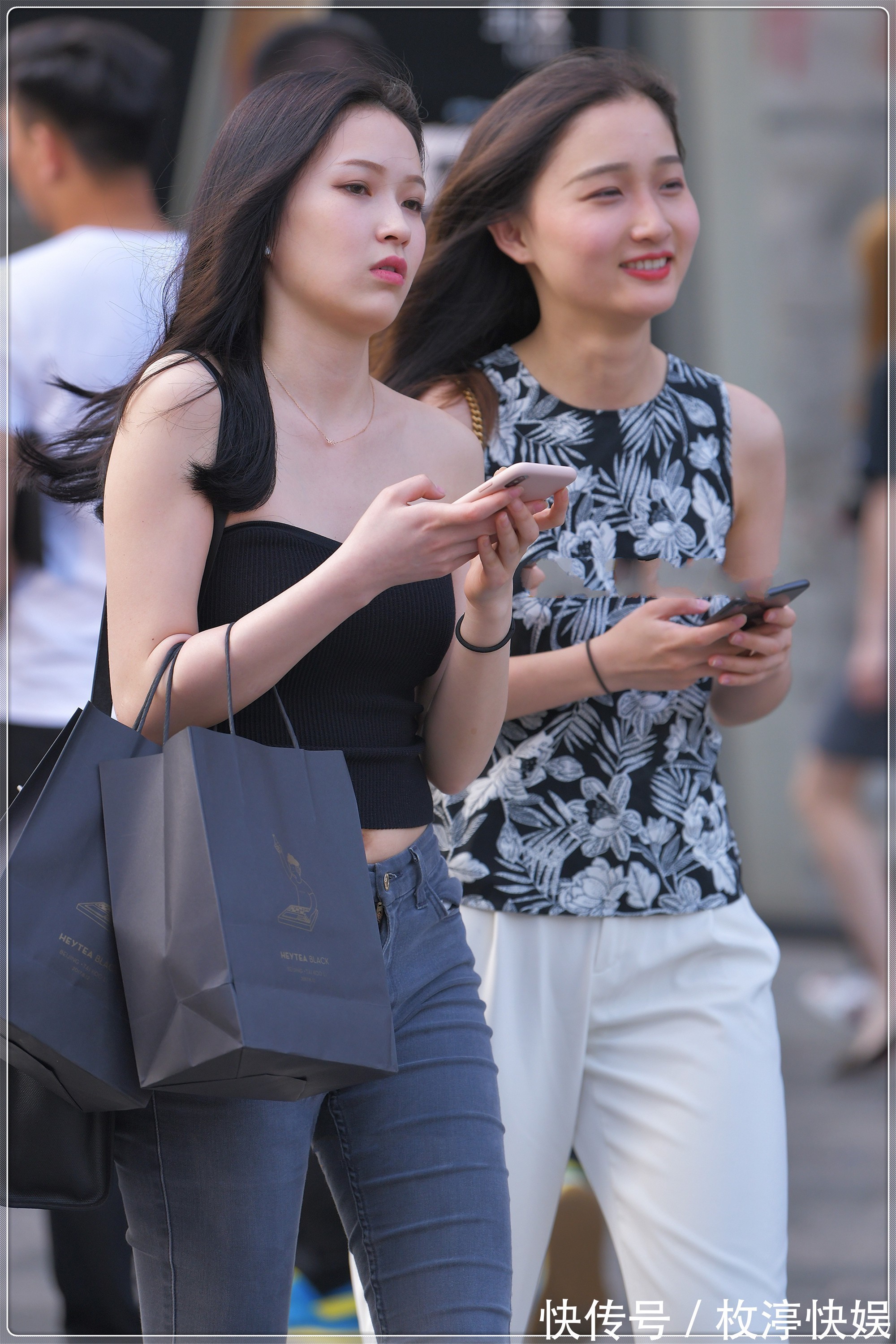 面料 黑色抹胸上衣搭配深灰牛仔裤,柔软舒适,简单时尚