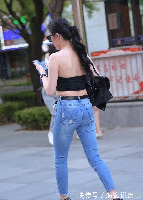 uc 幸好阿姨有这件紧身牛仔裤,不然没人知道她有微胖美