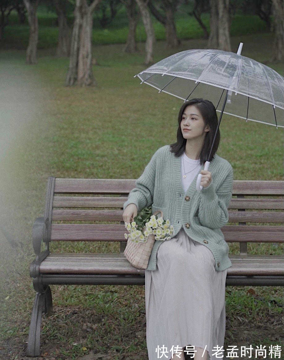 针织|街拍:25+小姐姐用一身青绿针织衫配百褶裙,诠释什么叫优雅温柔