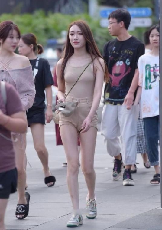 牛仔裤 穿着卡其色,时尚而老成,充满高级感