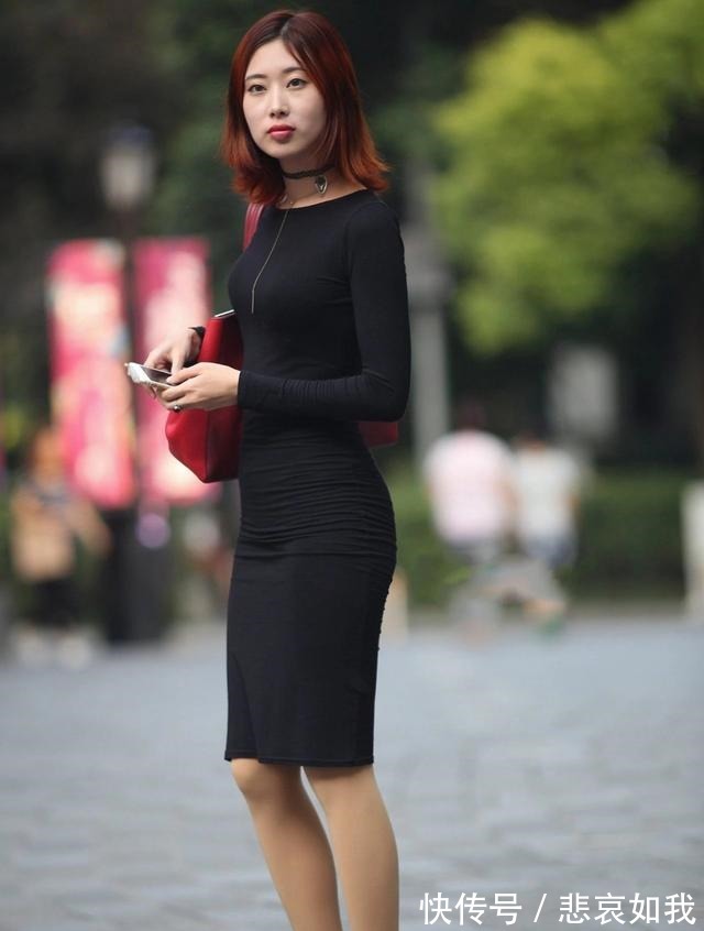 红色高跟鞋 一袭黑色长袖修身裙,穿出了时尚的唯美,清新优雅又美的有气韵!