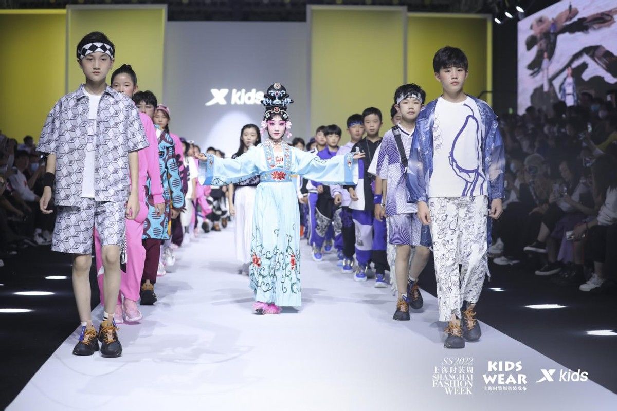 走秀 特步儿童X上海时装周kids wear 为大国少年建发光舞台，领潮新风尚