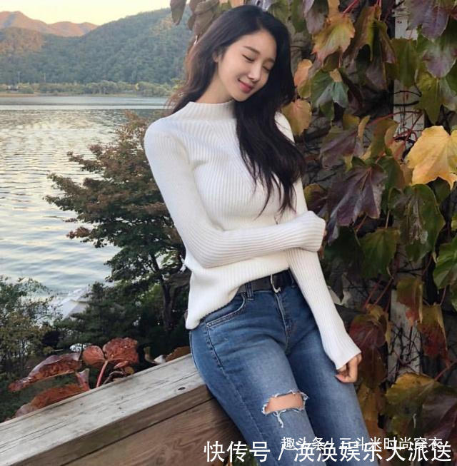 裤尾 紧身牛仔裤美女，清新迷人又优雅别致，别样的潮流范让人迷恋！