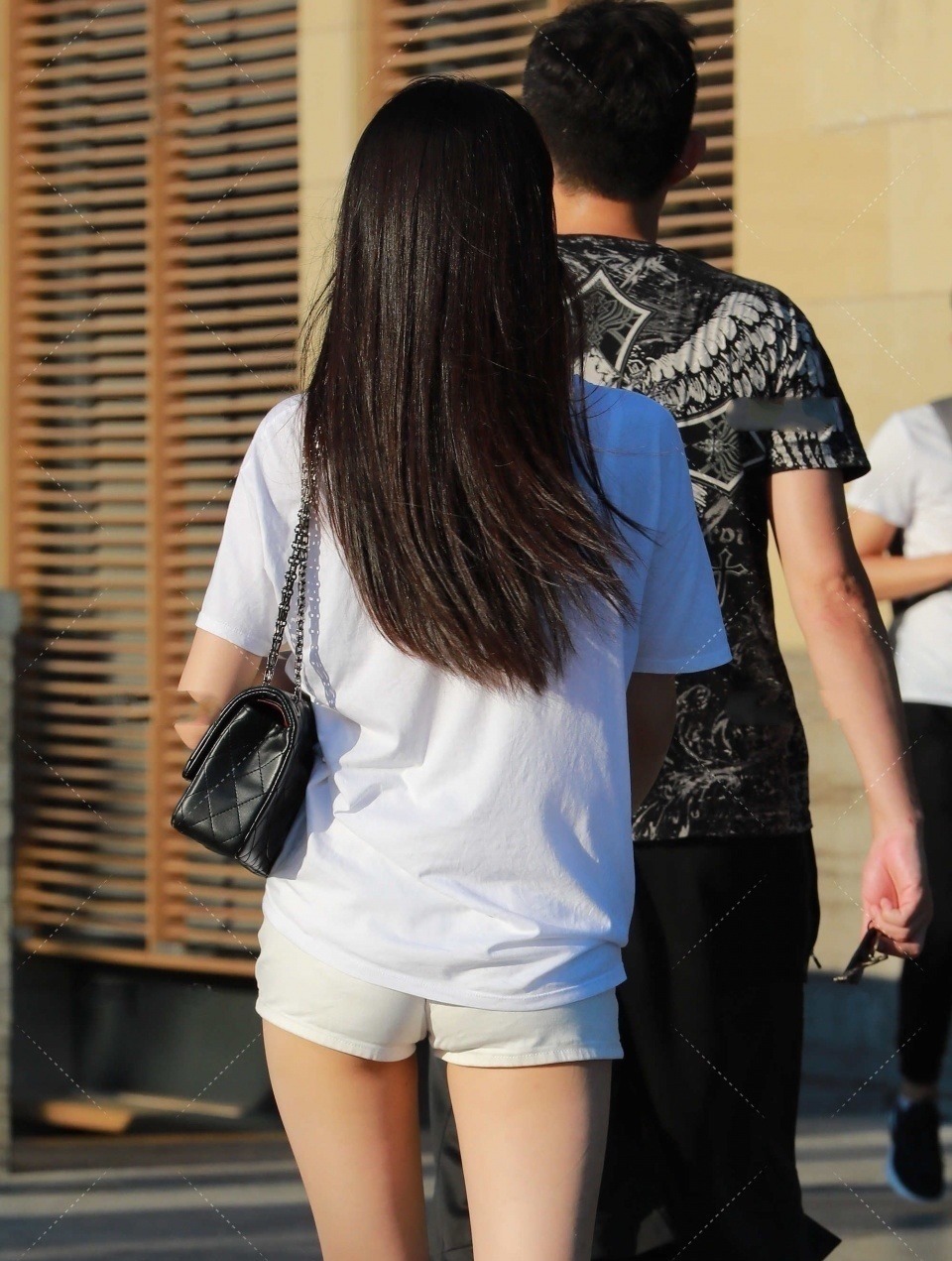 穿搭 白色系穿搭简单干净,简单黑色饰品点缀色彩,搭配简单又时尚