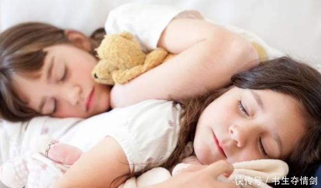 夫妻二人|哈佛研究：孩子的四种睡姿，暗示不同的性格，很多家长还不知道