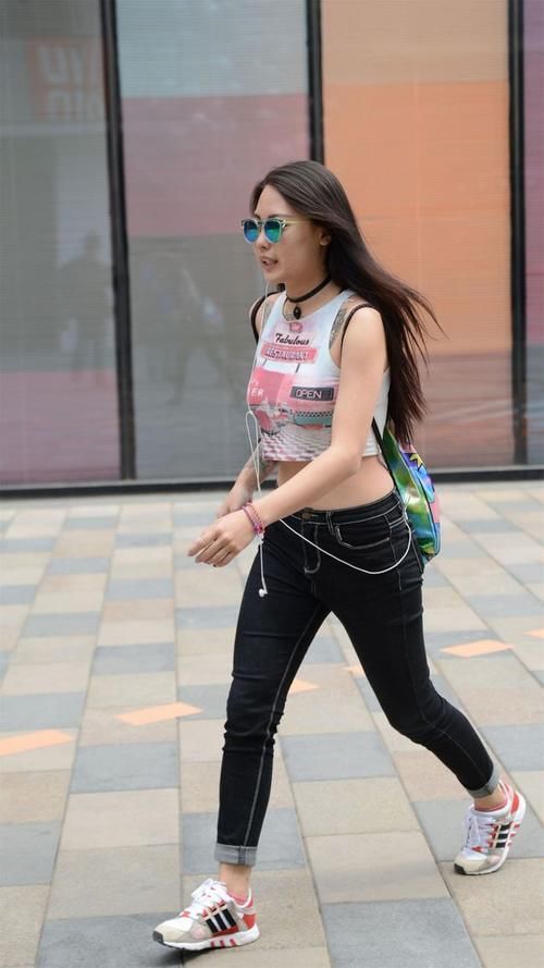 紧身牛仔裤 身材丰满就要穿紧身牛仔裤,才能彰显线条美,性感身材一览无遗