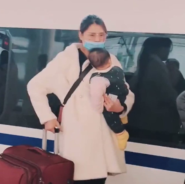 懂事|最懂事宝宝火了,安静坐在桌子底下陪母亲工作,画面令人心疼