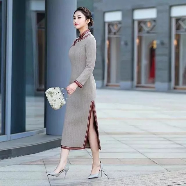 女人|沉稳轻熟灰色旗袍，端庄内敛又含蓄！