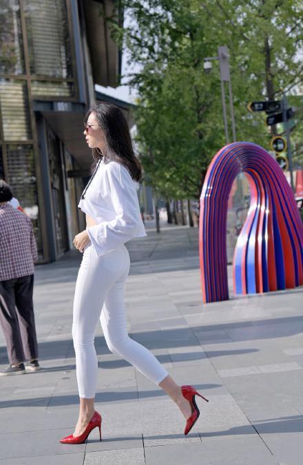 红色|红色高跟加白色紧身裤, 街上这般引人注目