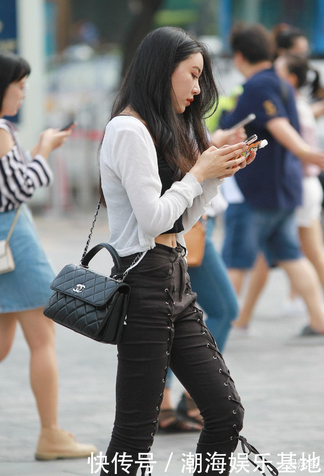 妹子嫌裙子不够精致,就“串上”一根鞋带,还能走得动吗