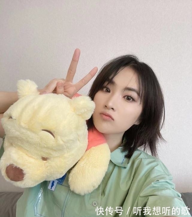 丁真|《中餐厅》官宣,黄晓明简介秀幸福,侧面证实在家做菜投喂妻儿?