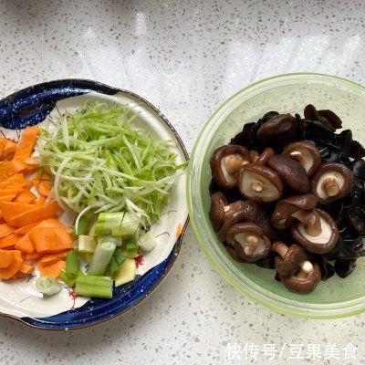料足口感好,你一定喜欢的香菇木耳鲜肉包