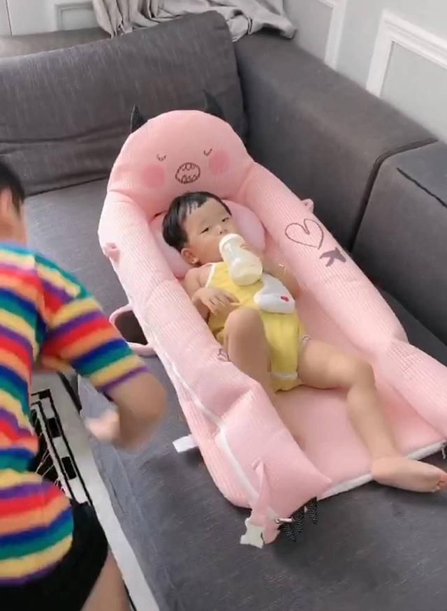 家长|趁妈妈不注意,哥哥“侵占”弟弟的襁褓和玩具,妈妈看后不淡定