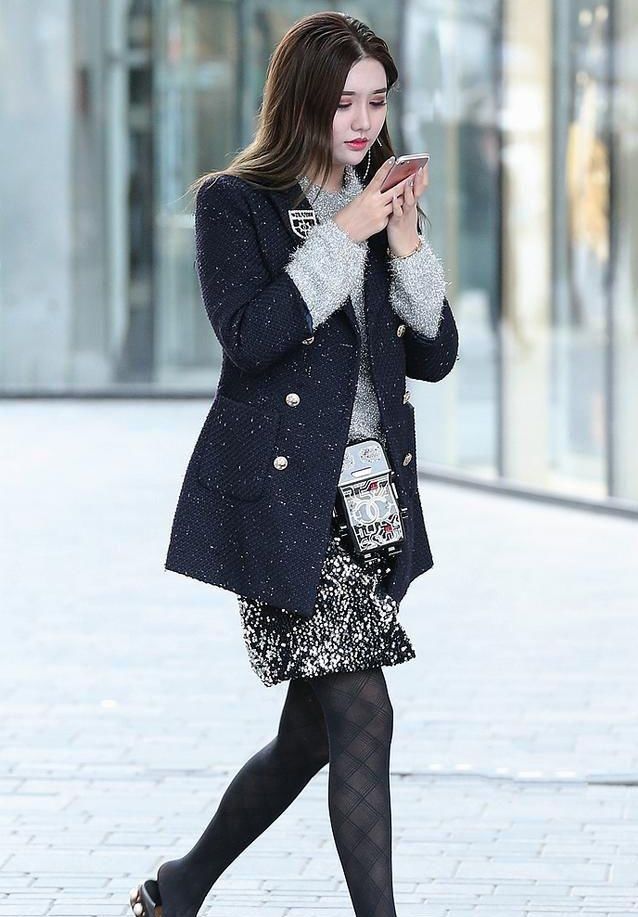 街拍：年轻时尚美女，无袖上衣配牛仔裤，清凉十足