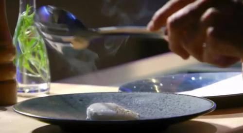 米其林大厨做荷包蛋,下锅之前先搅水,切开鸡蛋才知道差距在哪