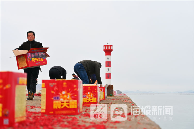 烟台海阳渔民正月十三祭海祈福 鞭炮阵阵热闹赛过春节