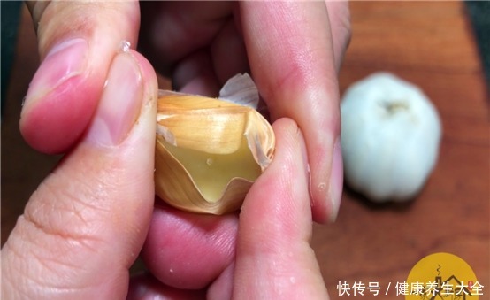 关大蒜|剥大蒜时,只要碰一碰这个部位,蒜皮马上完全脱落,太实用了!