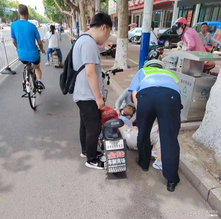 巡逻|路人突然晕倒街边，临沂执勤交警热心帮助