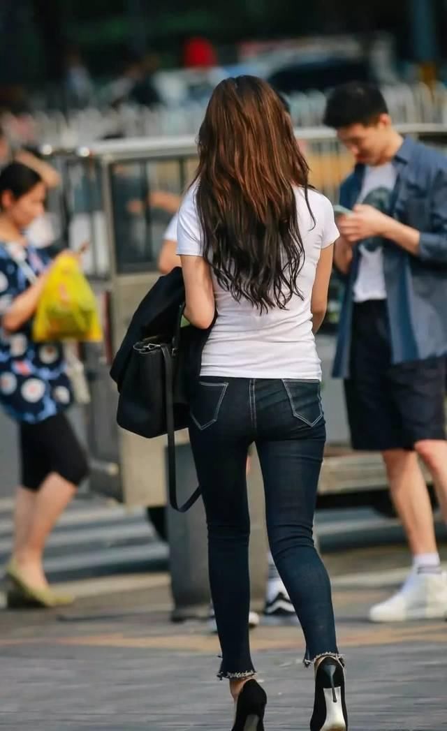 街拍美女小姐姐牛仔裤背影，身材凹凸有致，路人回头率超高