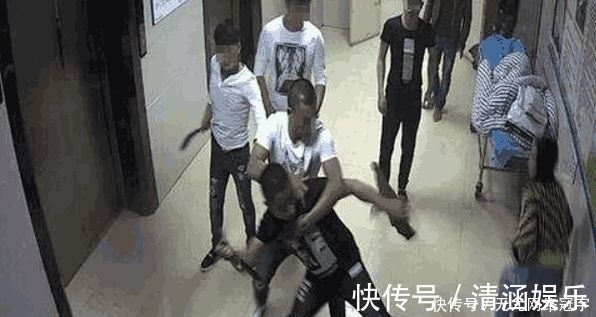 父亲|25岁儿子和父亲打起来了,因产房里面,49岁孕妇生了双胞胎