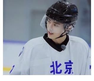 蔡徐坤搭档肖战录制冬奥会推广节目！穿卫衣搭羽绒马甲时尚帅气