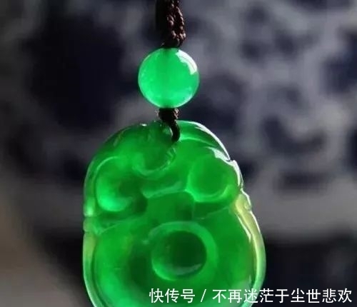 翡翠吊坠不仅增添亮点,更能突出您的品味