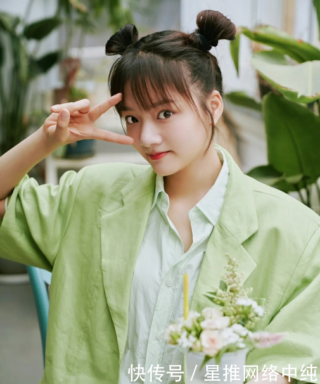 丸子头|日常简约百搭发型,丸子头多种多样凸显气质,这一款很适合夏天