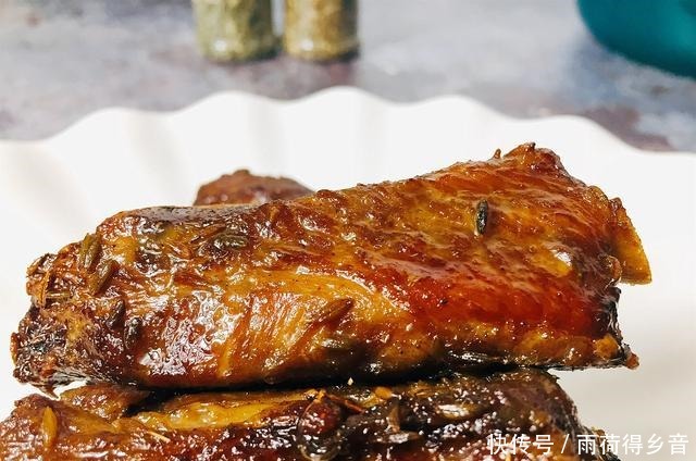 滋滋|烤排骨怎么做最好吃放上调味料,烤得滋滋冒油花,紧致焦香!