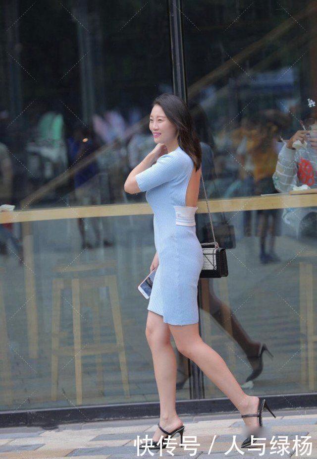 蓝色连衣裙背后镂空设计，美丽优雅，自信大方