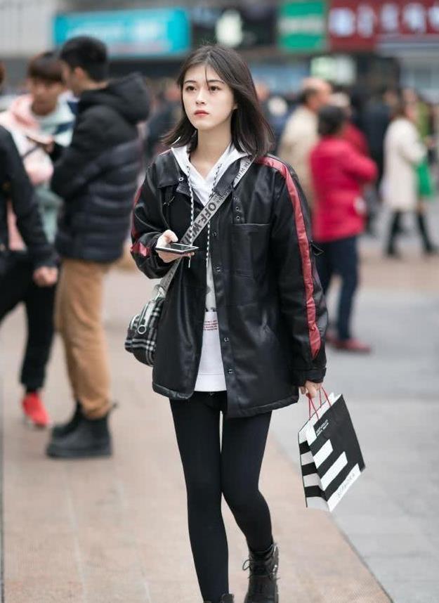 街拍：小姐姐身穿浅色系休闲衣装，展现出清爽素雅的美感