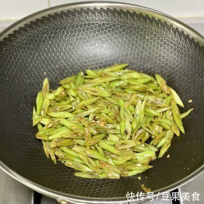 给肉都不换，巨美味的蒜蓉炒四季豆