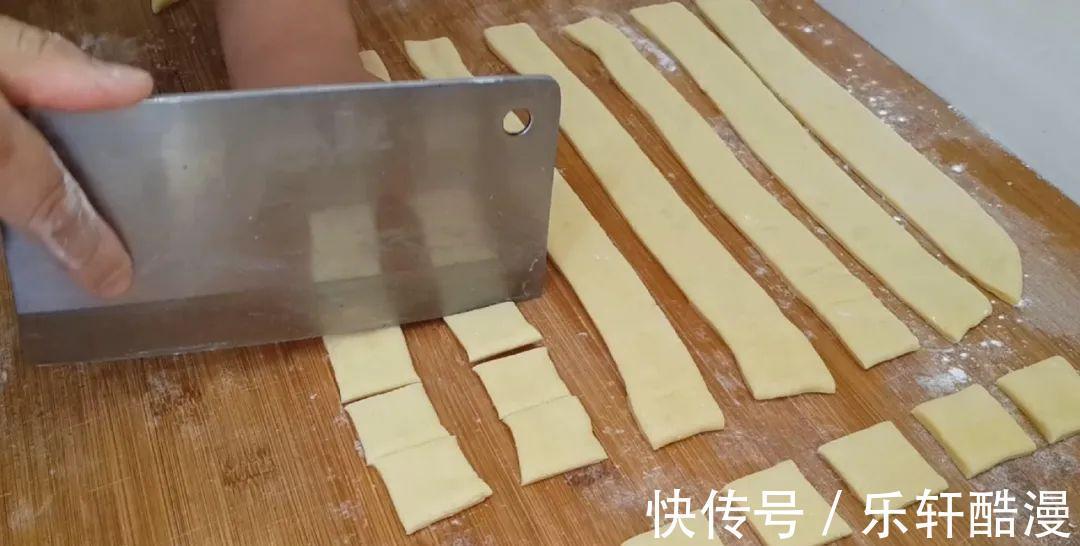 面粉|3个鸡蛋，1斤面粉，大刀一切，松软香甜不刷油，我家一周吃五次
