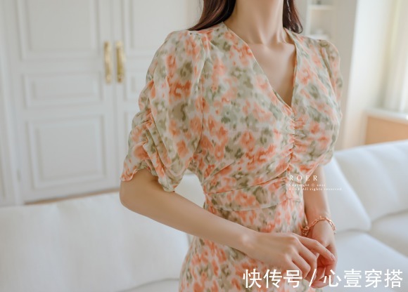 搭配|女神孙允珠时尚搭配:伏尔塔瓦河畔仙橘芳野碎花裙