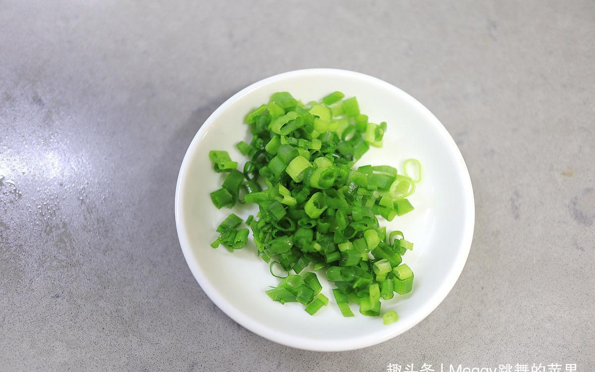 厨艺|鸡蛋的别致吃法,4个蛋摊7张蛋皮卷成筒,香嫩多汁特别显厨艺