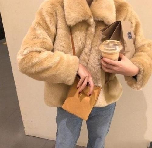 冬天穿衣别凑合，抗风御寒的毛绒单品要会选，时髦实用两不误