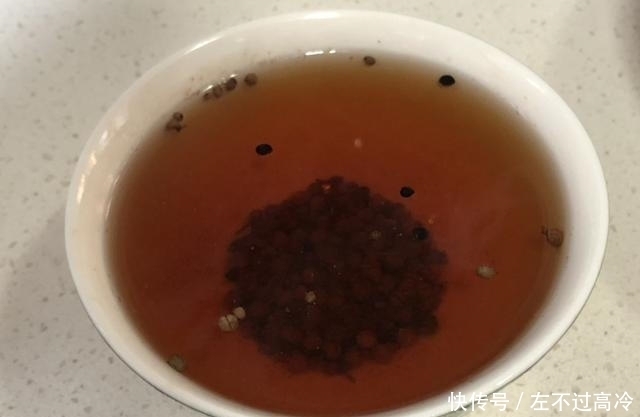 多汁|猪肉芹菜馅儿水饺,怎么调才好吃?大厨教你3招,鲜嫩营养又多汁