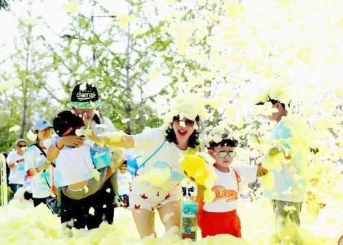 孩子|俩个同龄宝宝在一起玩,身高体重差距大引争议:小码遇到了加大码