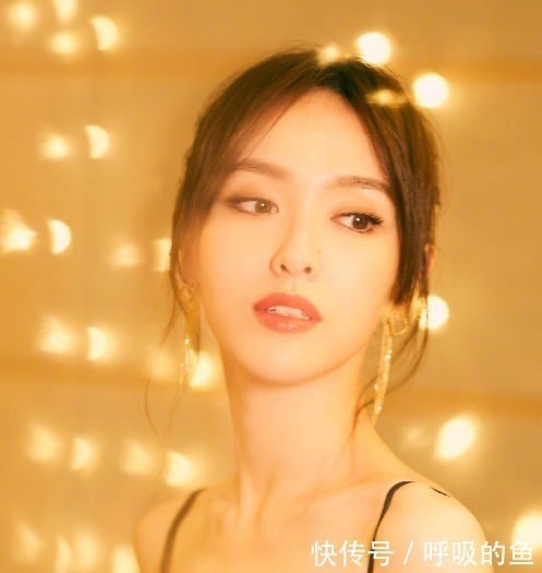 丸子头已经不实行了,今年流行苹果头,减龄显脸小