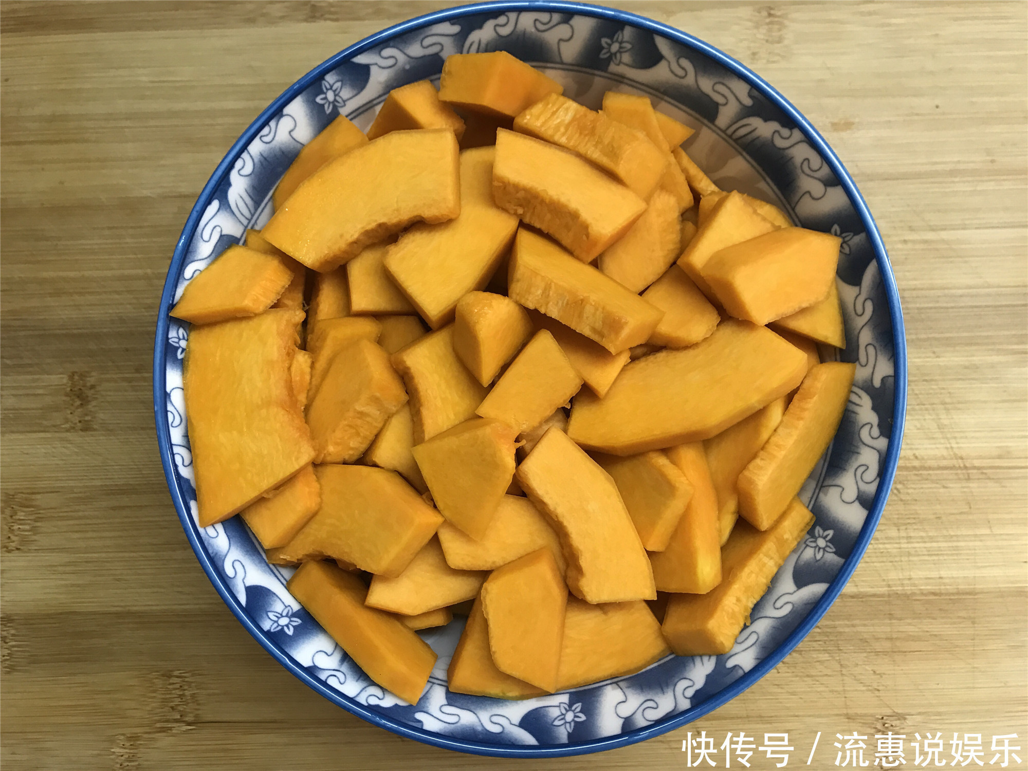 1块南瓜,1碗糯米粉,教你做南瓜丸子,香甜软糯,好吃不上火