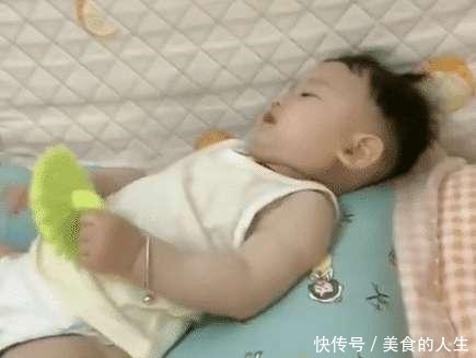 弟弟|奶爸“重女轻男”走红,实力演绎儿子和女儿的区别,眼神太犀利!