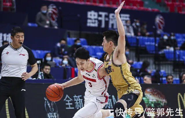 篮板|又被阿联打脸了！20分钟砍31分6板，易建联又打出核心水平了
