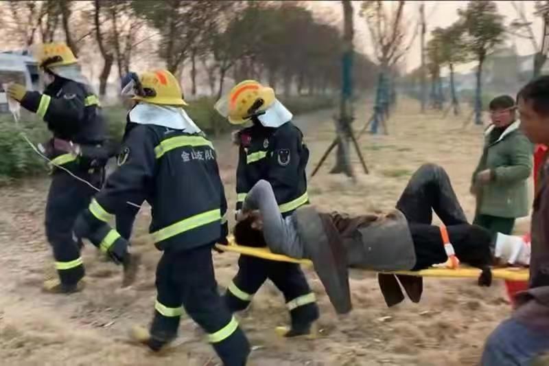 齿片|图说│六旬老人腿被卷进耕地机，金山消防15分钟成功救援
