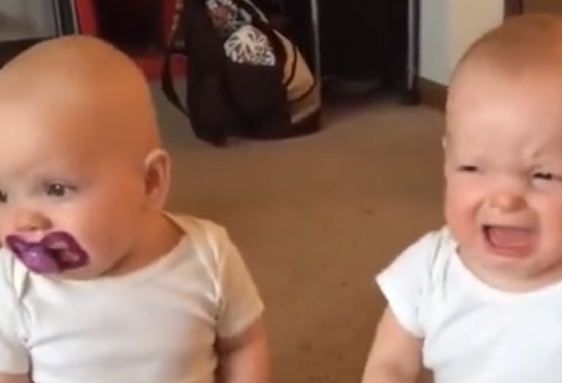 双胞胎宝宝“互抢”奶嘴萌翻众人,网友:亲情的火苗真是说灭就灭