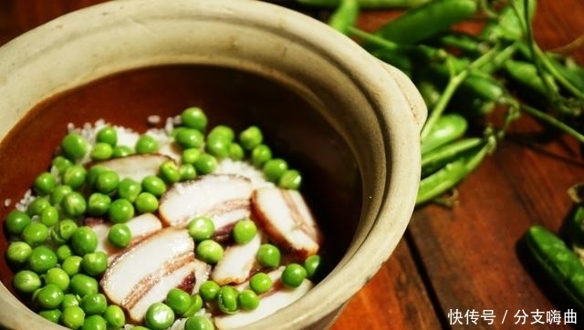 米饭这么吃最香!荤素一锅端,不想吃饭的人都馋了