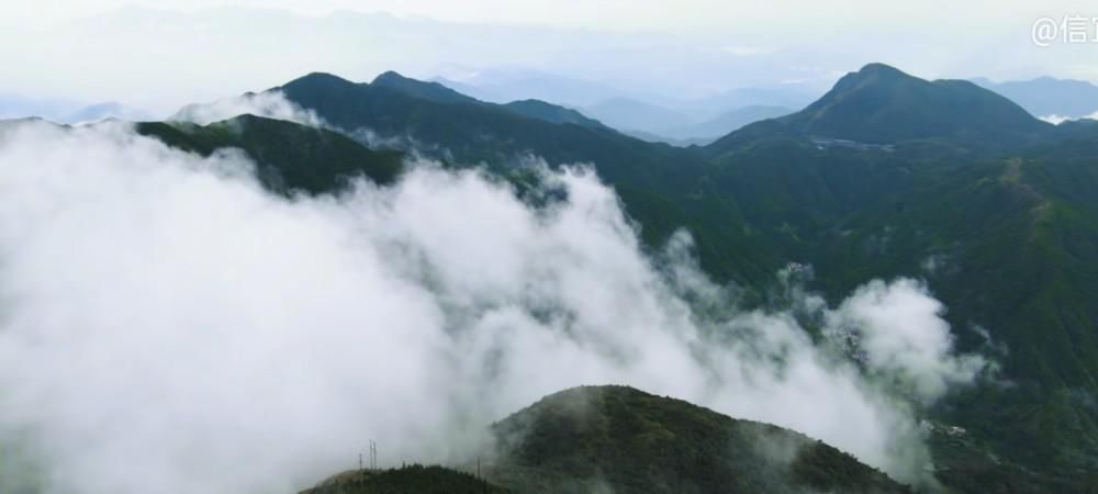 广东粤西最高峰大田顶，海拔高度达1704米，云雾缭绕