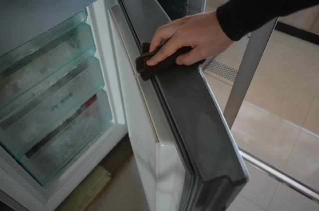 冰箱脏了不可用水擦，教你一个诀窍，冰箱污渍细菌全去除，真受用