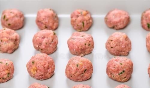 汆丸子,入锅容易散,大厨教你3个技巧,丸子饱满多汁,不松不散