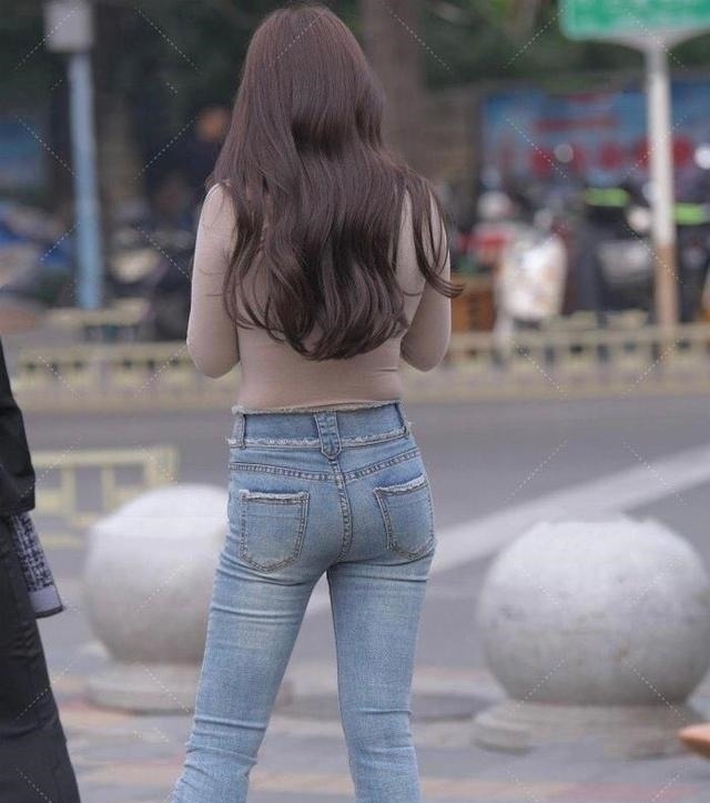 减龄 紧身的灰色上衣,搭配牛仔喇叭裤,修身又时髦,减龄又显优美曲线