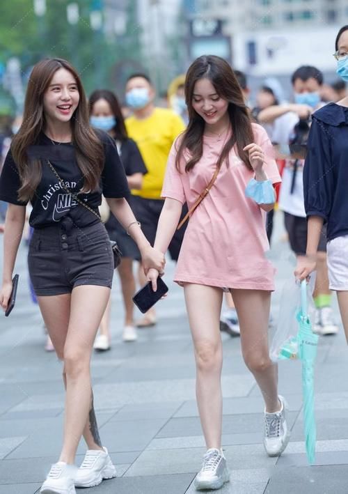 超可爱粉嫩大T恤穿搭，性感可爱，轻松减龄变少女