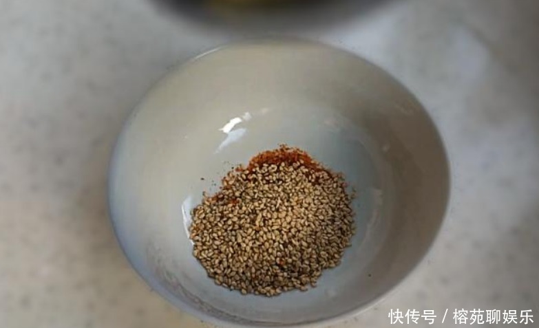  开胃|一个比手撕包菜还好吃的做法，开胃又爽口，上桌就光盘！